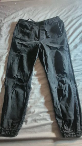Pantalón vaquero negro desgastado