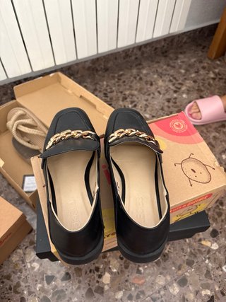 Mocasines negros con cadena dorada
