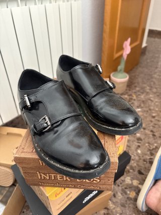 Zapatos negros de vestir con hebillas
