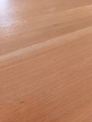 Mesa comedor madera extensible y sillas a juego.