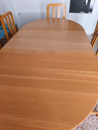Mesa comedor madera extensible y sillas a juego.