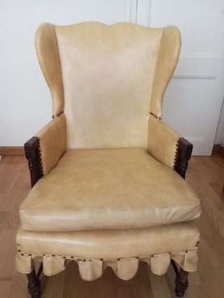 Sillón antiguo de cuero y madera