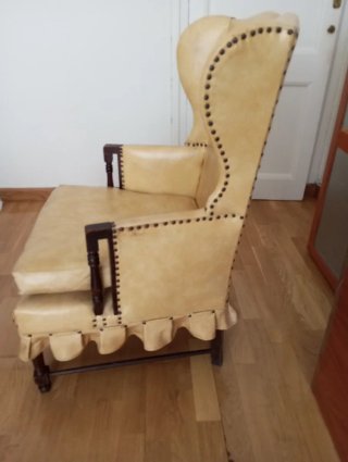 Sillón antiguo de cuero y madera