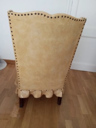Sillón antiguo de cuero y madera