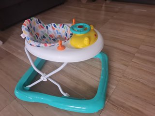Andador para bebé con centro de actividades