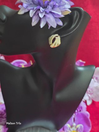 Pendientes cuadrados dorados y blancos