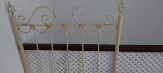 Cabecero de forja beige con detalles florales