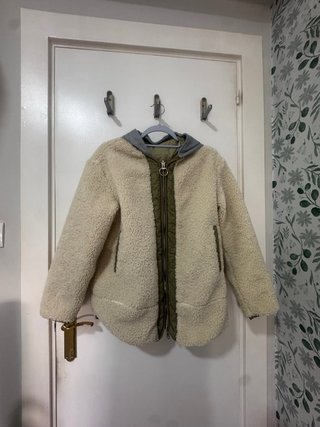 Chaqueta acolchada verde con capucha