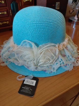 Sombrero azul con flores