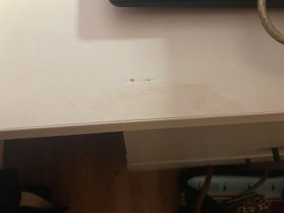 Cama alta tipo litera con escaleras y escritorio.
