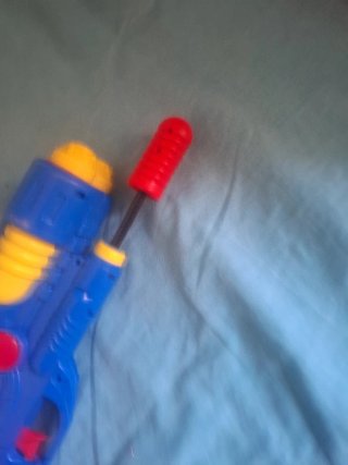 Pistola de agua azul y amarilla
