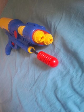 Pistola de agua azul y amarilla