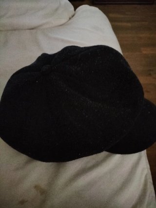 Gorra negra con visera