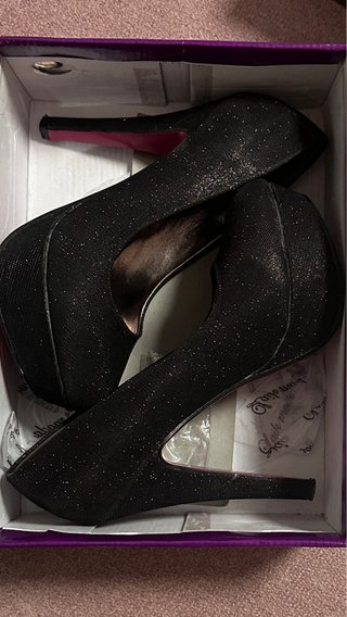 Zapatos de tacón Leuk moda negros brillantes