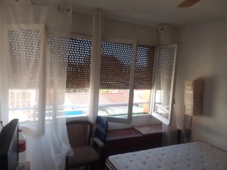 Se alquila piso de 1 habitación con balcón