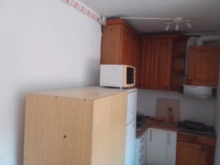 Se alquila piso de 1 habitación con balcón