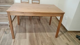 Mesa de comedor y 4 sillas de madera
