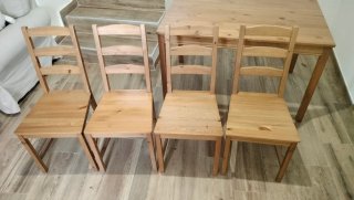 Mesa de comedor y 4 sillas de madera