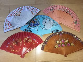 5 abanicos madera pintados a mano - LOTE 21