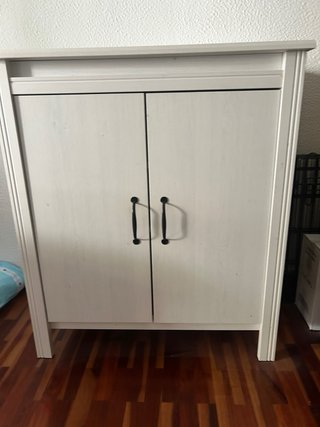 Cómoda blanca con tiradores negros