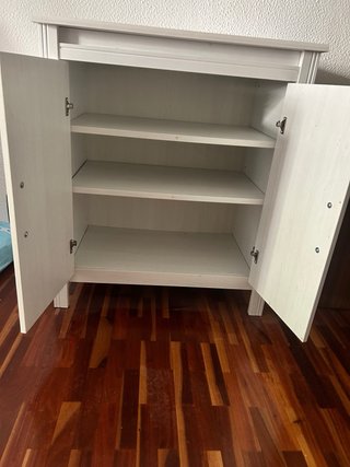 Cómoda blanca con tiradores negros