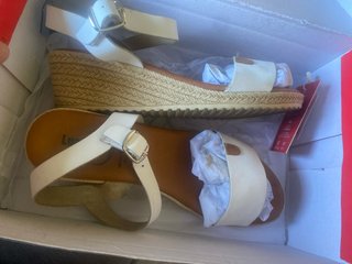 Chanclas mujer blancas y marrones