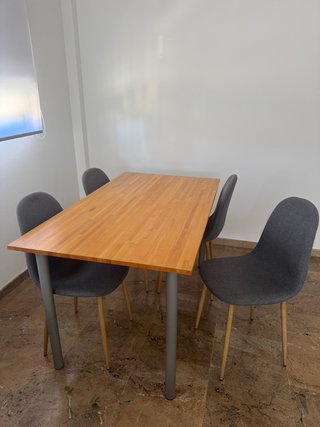 Mesa de comedor con 4 sillas