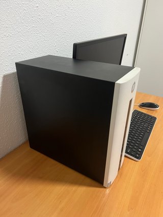 Ordenador HP con pantalla, ratón y teclado