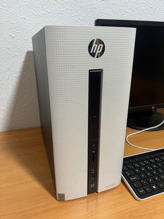 Ordenador HP con pantalla, ratón y teclado