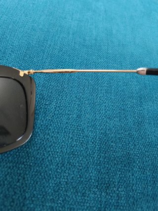 Occhiali da sole Miu Miu neri e oro
