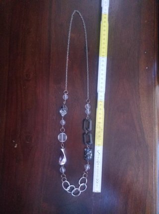 Collana lunga con perle e ciondolo
