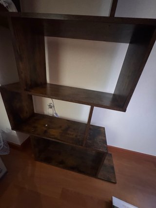Estantería de madera moderna.