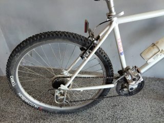 Bicicleta de montaña blanca