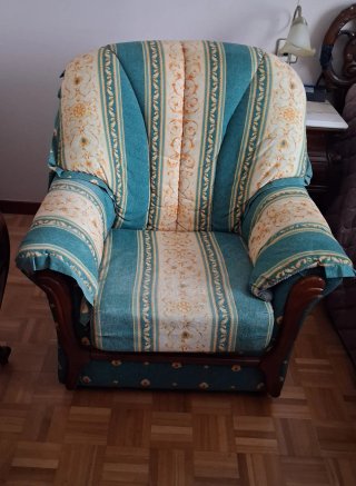 Sillón de tela con detalles florales