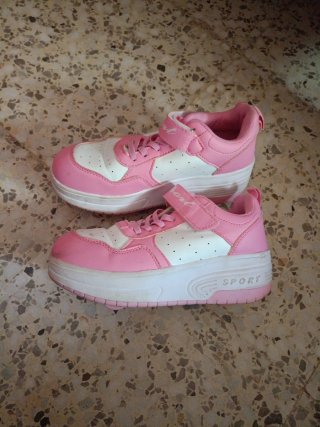 Botas con ruedas rosas y blancas
