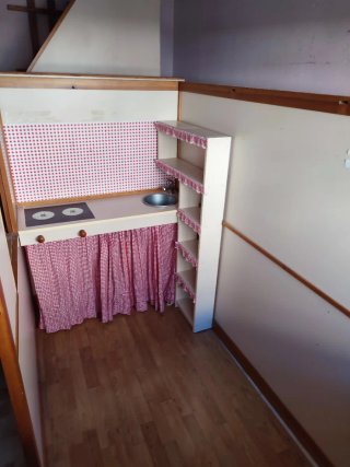 Cama alta con casita debajo