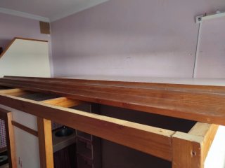 Cama alta con casita debajo