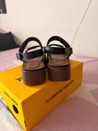 Sandalias de cuña negras y marrones