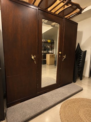 Armario antiguo de madera con espejo