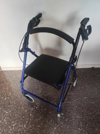 Andador con 4 ruedas y frenos. Cesta y asiento.