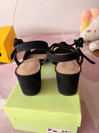Sandalias tacón negras con lazo