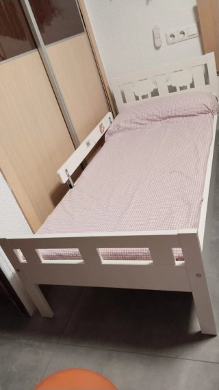 Cama infantil blanca con barrera
