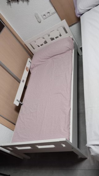 Cama infantil blanca con barrera