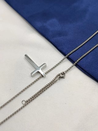 Collar con Cruz de Acero Inoxidable