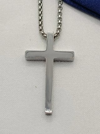 Collar con Cruz de Acero Inoxidable