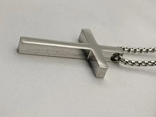 Collar con Cruz de Acero Inoxidable