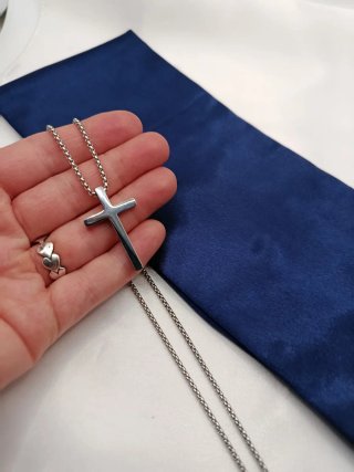 Collar con Cruz de Acero Inoxidable