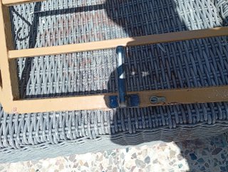 Puerta de hierro forjado y reja