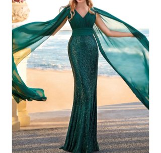 Vestido de fiesta verde con capa
