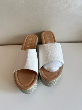 Sandalias cuña doradas y blancas